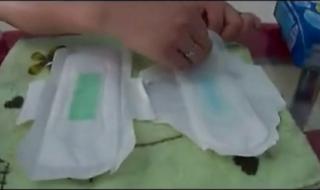女孩用卫生巾的过程
